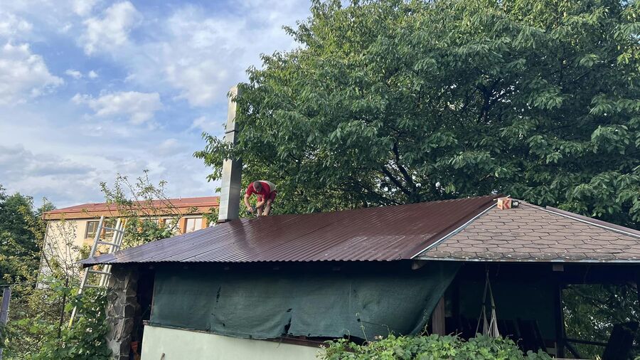Oprava strechy na zborovom altánku a renovácia lavičiek…