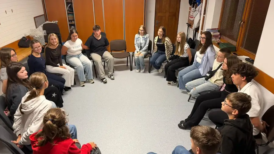 BIBLICKÉ HODINY PRE DORAST - PIATOK - 18:00