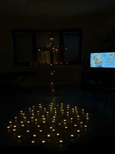 Mládež pri sviečkach