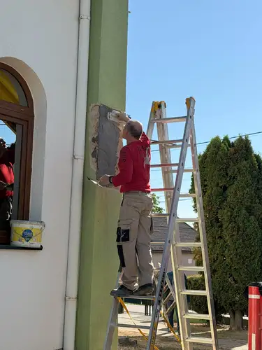 ZAČALA OPRAVA NA POŠKODENÝCH MIESTACH KOSTOLA V SOLI 🙏